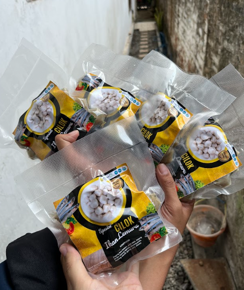 Produk hasil inovasi PPK Ormawa BEM FKEP UNEJ bersama masyarakat Desa PugerKulon berupa “Cilok Lemuru Kelor” . Foto: PPK Ormawa BEM FKEP UNEJ