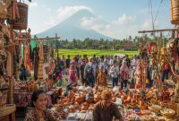 Suasana pasar kerajinan tradisional di lereng gunung memperlihatkan geliat ekonomi kreatif berbasis budaya lokal. Produk kriya buatan tangan menjadi simbol ketekunan, identitas, dan daya saing ekonomi rakyat Indonesia di tengah arus globalisasi.