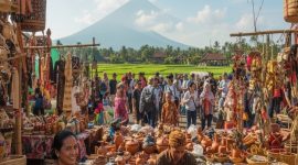 Suasana pasar kerajinan tradisional di lereng gunung memperlihatkan geliat ekonomi kreatif berbasis budaya lokal. Produk kriya buatan tangan menjadi simbol ketekunan, identitas, dan daya saing ekonomi rakyat Indonesia di tengah arus globalisasi.
