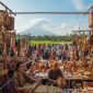 Suasana pasar kerajinan tradisional di lereng gunung memperlihatkan geliat ekonomi kreatif berbasis budaya lokal. Produk kriya buatan tangan menjadi simbol ketekunan, identitas, dan daya saing ekonomi rakyat Indonesia di tengah arus globalisasi.