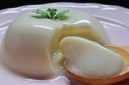 Lembut, manis, dan menggoda! Inilah puding maizena yang teksturnya halus berkat proses gelatinisasi pati. Siapa yang nggak ngiler lihat ini? Sumber: Liputan6.com