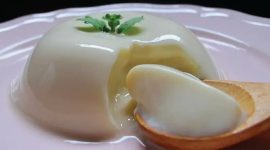 Lembut, manis, dan menggoda! Inilah puding maizena yang teksturnya halus berkat proses gelatinisasi pati. Siapa yang nggak ngiler lihat ini? Sumber: Liputan6.com
