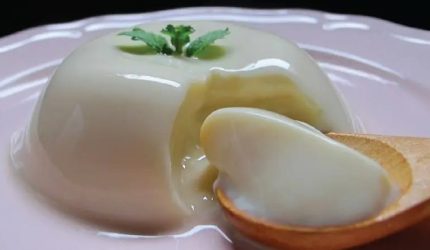 Lembut, manis, dan menggoda! Inilah puding maizena yang teksturnya halus berkat proses gelatinisasi pati. Siapa yang nggak ngiler lihat ini? Sumber: Liputan6.com