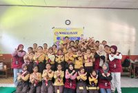 Siswa kelas 4-6 bersama tim KKN UIN Walisongo posko 8 foto bersama dalam acara Sosialisasi 