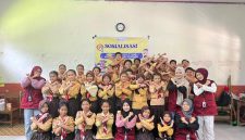Siswa kelas 4-6 bersama tim KKN UIN Walisongo posko 8 foto bersama dalam acara Sosialisasi 