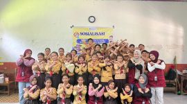 Siswa kelas 4-6 bersama tim KKN UIN Walisongo posko 8 foto bersama dalam acara Sosialisasi 