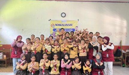 Siswa kelas 4-6 bersama tim KKN UIN Walisongo posko 8 foto bersama dalam acara Sosialisasi "Stop Cyberbullying, mulai dari Diri Sendiri" di ruang kelas SDN 1 Ngareanak, Sabtu (1/11/2025). Foto: KKN UIN Walisongo posko 8