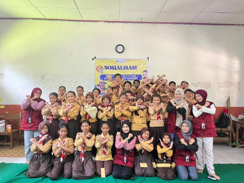 Siswa kelas 4-6 bersama tim KKN UIN Walisongo posko 8 foto bersama dalam acara Sosialisasi 