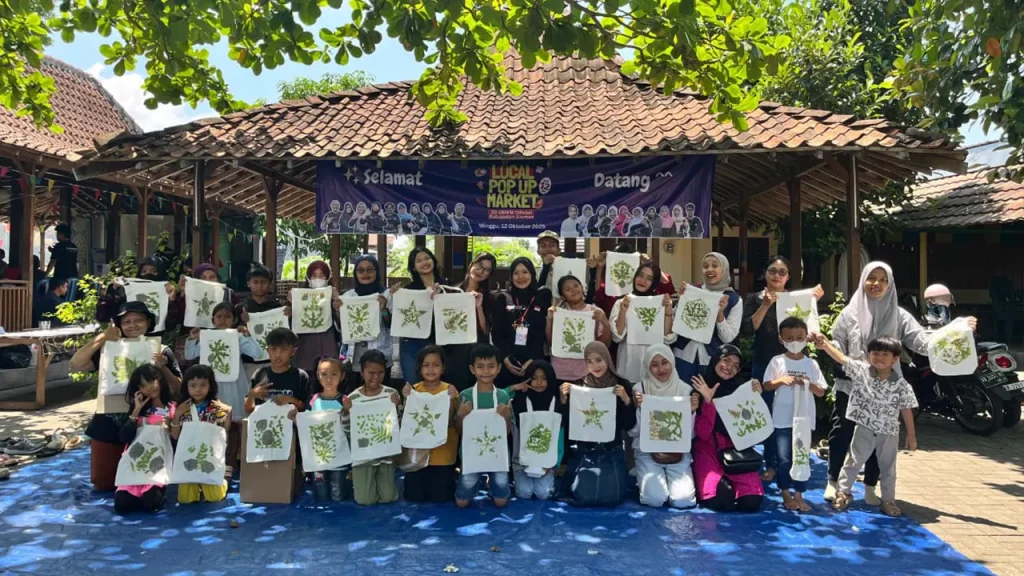 Foto Bersama Peserta Ecoprint Workshop dan Panita “DISApreneur Learning Hub dari dari berbagai daerah di DIY di Kebon nDeso Wonorejo Minggu (12/10/2025). Foto: pribadi