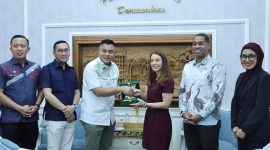 Sekretaris Daerah Kota Palembang, Aprizal Hasyim, menerima perwakilan Konsulat Amerika Serikat untuk Sumatera dalam kunjungan audiensi di Rumah Dinas Wali Kota Palembang. Foto: (Dok. Diskominfo Palembang)