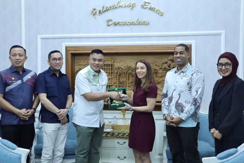 Sekretaris Daerah Kota Palembang, Aprizal Hasyim, menerima perwakilan Konsulat Amerika Serikat untuk Sumatera dalam kunjungan audiensi di Rumah Dinas Wali Kota Palembang. Foto: (Dok. Diskominfo Palembang)