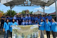 Mahasiswa Fakultas Hukum UBB bersama para pelajar SMP Negeri 3 Pangkalpinang usai kegiatan sosialisasi bertema “Tambang Kita, Tanggung Jawab Kita: Menambang Bijak, Menjaga Kelestarian Alam Bangka Belitung” yang mengajak generasi muda peduli terhadap hukum dan kelestarian lingkungan di tengah isu pertambangan timah. Foto: Mahasiswa Hukum UBB