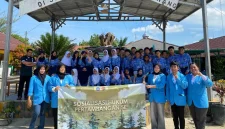 Mahasiswa Fakultas Hukum UBB bersama para pelajar SMP Negeri 3 Pangkalpinang usai kegiatan sosialisasi bertema “Tambang Kita, Tanggung Jawab Kita: Menambang Bijak, Menjaga Kelestarian Alam Bangka Belitung” yang mengajak generasi muda peduli terhadap hukum dan kelestarian lingkungan di tengah isu pertambangan timah. Foto: Mahasiswa Hukum UBB