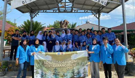 Mahasiswa Fakultas Hukum UBB bersama para pelajar SMP Negeri 3 Pangkalpinang usai kegiatan sosialisasi bertema “Tambang Kita, Tanggung Jawab Kita: Menambang Bijak, Menjaga Kelestarian Alam Bangka Belitung” yang mengajak generasi muda peduli terhadap hukum dan kelestarian lingkungan di tengah isu pertambangan timah. Foto: Mahasiswa Hukum UBB