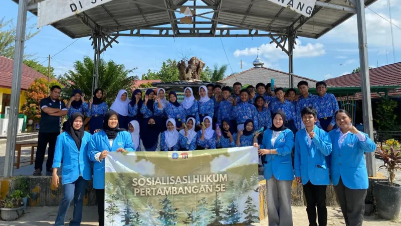 Mahasiswa Fakultas Hukum UBB bersama para pelajar SMP Negeri 3 Pangkalpinang usai kegiatan sosialisasi bertema “Tambang Kita, Tanggung Jawab Kita: Menambang Bijak, Menjaga Kelestarian Alam Bangka Belitung” yang mengajak generasi muda peduli terhadap hukum dan kelestarian lingkungan di tengah isu pertambangan timah. Foto: Mahasiswa Hukum UBB