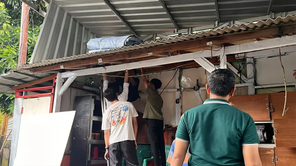 Mahasiswa UBSI Kelompok JORDAN bekerja sama dengan warga setempat saat melakukan proses perbaikan struktur atap dalam kegiatan revitalisasi Pos Ronda RT 06/02 Petukangan Utara, Jakarta Selatan, sebagai bagian dari PKM 2025. Foto: Mahasiswa UBSI Kelompok JORDAN