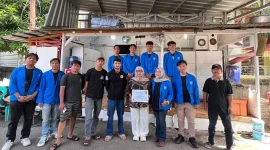 Mahasiswa UBSI Kelompok JORDAN berfoto bersama perwakilan warga RT 06/02 Petukangan Utara, Jakarta Selatan, usai menyelesaikan kegiatan revitalisasi Pos Ronda dalam rangka PKM 2025 yang menumbuhkan semangat gotong royong dan kepedulian sosial di lingkungan masyarakat. Foto: Mahasiswa UBSI Kelompok JORDAN