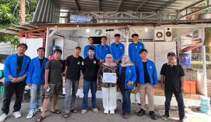 Mahasiswa UBSI Kelompok JORDAN berfoto bersama perwakilan warga RT 06/02 Petukangan Utara, Jakarta Selatan, usai menyelesaikan kegiatan revitalisasi Pos Ronda dalam rangka PKM 2025 yang menumbuhkan semangat gotong royong dan kepedulian sosial di lingkungan masyarakat. Foto: Mahasiswa UBSI Kelompok JORDAN