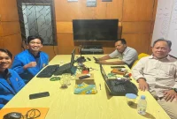 Mahasiswa UNPAM, Muhammad Razan Pragiwaksana dan Muhammad Rakha Pratama saat melakukan sesi finalisasi pengembangan Sistem Informasi POLIKLINIK berbasis web untuk Klinik Pratama Kementerian Kehutanan. Foto: Pribadi