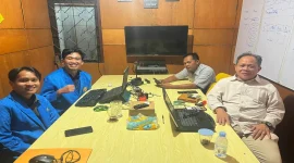 Mahasiswa UNPAM, Muhammad Razan Pragiwaksana dan Muhammad Rakha Pratama saat melakukan sesi finalisasi pengembangan Sistem Informasi POLIKLINIK berbasis web untuk Klinik Pratama Kementerian Kehutanan. Foto: Pribadi