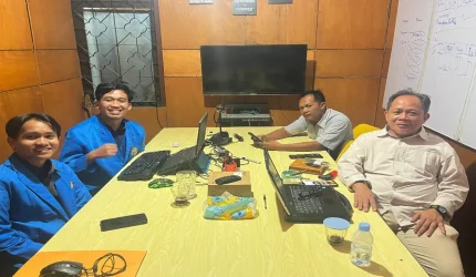 Mahasiswa UNPAM, Muhammad Razan Pragiwaksana dan Muhammad Rakha Pratama saat melakukan sesi finalisasi pengembangan Sistem Informasi POLIKLINIK berbasis web untuk Klinik Pratama Kementerian Kehutanan. Foto: Pribadi