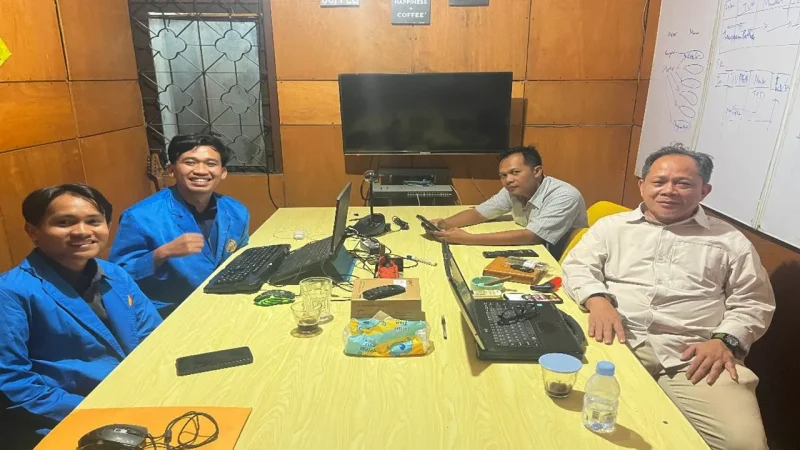 Mahasiswa UNPAM, Muhammad Razan Pragiwaksana dan Muhammad Rakha Pratama saat melakukan sesi finalisasi pengembangan Sistem Informasi POLIKLINIK berbasis web untuk Klinik Pratama Kementerian Kehutanan. Foto: Pribadi