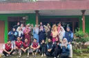 Warga Dusun Patukan dan KKN Reguler Posko 08 berfoto bersama seusai pelatihan pembuatan sabun ampas kopi eco-conscious, Jumat (14/11/2025). Foto: KKN UIN Walisongo posko 8