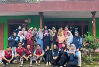 Warga Dusun Patukan dan KKN Reguler Posko 08 berfoto bersama seusai pelatihan pembuatan sabun ampas kopi eco-conscious, Jumat (14/11/2025). Foto: KKN UIN Walisongo posko 8