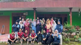 Warga Dusun Patukan dan KKN Reguler Posko 08 berfoto bersama seusai pelatihan pembuatan sabun ampas kopi eco-conscious, Jumat (14/11/2025). Foto: KKN UIN Walisongo posko 8