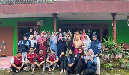 Warga Dusun Patukan dan KKN Reguler Posko 08 berfoto bersama seusai pelatihan pembuatan sabun ampas kopi eco-conscious, Jumat (14/11/2025). Foto: KKN UIN Walisongo posko 8