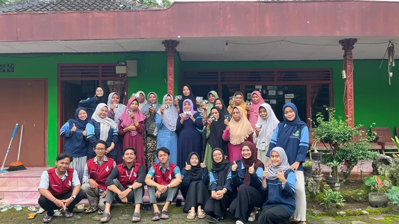 Warga Dusun Patukan dan KKN Reguler Posko 08 berfoto bersama seusai pelatihan pembuatan sabun ampas kopi eco-conscious, Jumat (14/11/2025). Foto: KKN UIN Walisongo posko 8