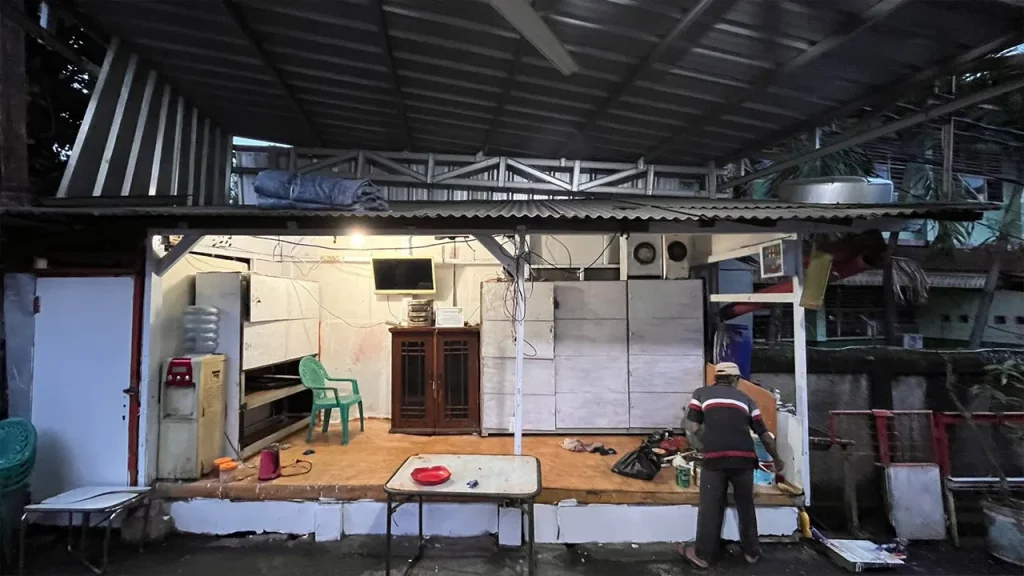 Mahasiswa UBSI Kelompok JORDAN usai menyelesaikan kegiatan revitalisasi Pos Ronda dalam rangka PKM 2025 yang menumbuhkan semangat gotong royong dan kepedulian sosial di lingkungan masyarakat. Foto: Mahasiswa UBSI Kelompok JORDAN