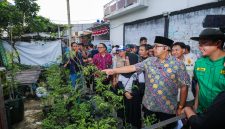 Wali Kota Bandung, Muhammad Farhan mendorong ketiga program Kang Pisman, Buruan Sae, dan Dapur Dahsat harus berjalan beriringan di setiap RW. Kunjungan tersebut dilakukan untuk melihat langsung penerapan program ketahanan pangan dan pengelolaan lingkungan yang digerakkan masyarakat. (Dok. Humas Pemkot Bandung)