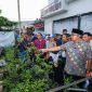 Wali Kota Bandung, Muhammad Farhan mendorong ketiga program Kang Pisman, Buruan Sae, dan Dapur Dahsat harus berjalan beriringan di setiap RW. Kunjungan tersebut dilakukan untuk melihat langsung penerapan program ketahanan pangan dan pengelolaan lingkungan yang digerakkan masyarakat. (Dok. Humas Pemkot Bandung)