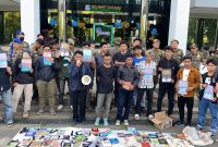 “Sejumlah anggota Gerakan Revolusi Rakyat (G2R) menggelar aksi lapak baca dan unjuk rasa di depan Kantor Pemerintah Kota Tangerang Selatan, menyoroti pemerataan pembangunan dan meminta pemerintah membuka ruang dialog dengan masyarakat. Foto: G2R