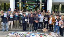 “Sejumlah anggota Gerakan Revolusi Rakyat (G2R) menggelar aksi lapak baca dan unjuk rasa di depan Kantor Pemerintah Kota Tangerang Selatan, menyoroti pemerataan pembangunan dan meminta pemerintah membuka ruang dialog dengan masyarakat. Foto: G2R