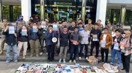 “Sejumlah anggota Gerakan Revolusi Rakyat (G2R) menggelar aksi lapak baca dan unjuk rasa di depan Kantor Pemerintah Kota Tangerang Selatan, menyoroti pemerataan pembangunan dan meminta pemerintah membuka ruang dialog dengan masyarakat. Foto: G2R