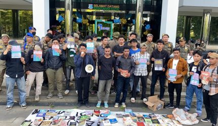 “Sejumlah anggota Gerakan Revolusi Rakyat (G2R) menggelar aksi lapak baca dan unjuk rasa di depan Kantor Pemerintah Kota Tangerang Selatan, menyoroti pemerataan pembangunan dan meminta pemerintah membuka ruang dialog dengan masyarakat. Foto: G2R