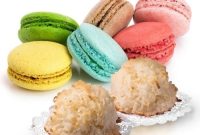 Macaron warna-warni dan kue kelapa ini bukan cuma menggoda mata, tapi juga jadi contoh nyata bahwa makanan berwarna bisa membawa rasa, nutrisi, dan kebahagiaan dalam satu gigitan. (doc. webstaurantstore.com)