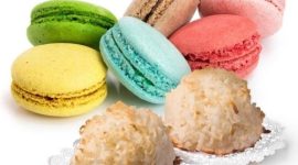 Macaron warna-warni dan kue kelapa ini bukan cuma menggoda mata, tapi juga jadi contoh nyata bahwa makanan berwarna bisa membawa rasa, nutrisi, dan kebahagiaan dalam satu gigitan. (doc. webstaurantstore.com)