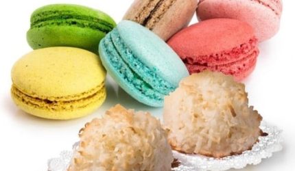 Macaron warna-warni dan kue kelapa ini bukan cuma menggoda mata, tapi juga jadi contoh nyata bahwa makanan berwarna bisa membawa rasa, nutrisi, dan kebahagiaan dalam satu gigitan. (doc. webstaurantstore.com)