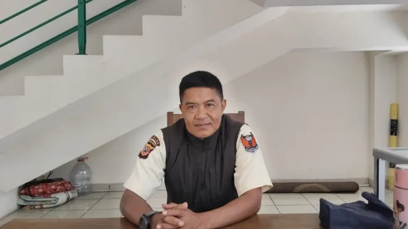 Pak Asep Alamsyah, satpam Ma’had Al-Jami’ah UIN Sunan Gunung Djati Bandung, saat bertugas di lingkungan ma’had. Selama 13 tahun mengabdi, ia dikenal ramah dan konsisten menjaga keamanan serta ketertiban kampus.  Foto: Pribadi/Aina Berliana