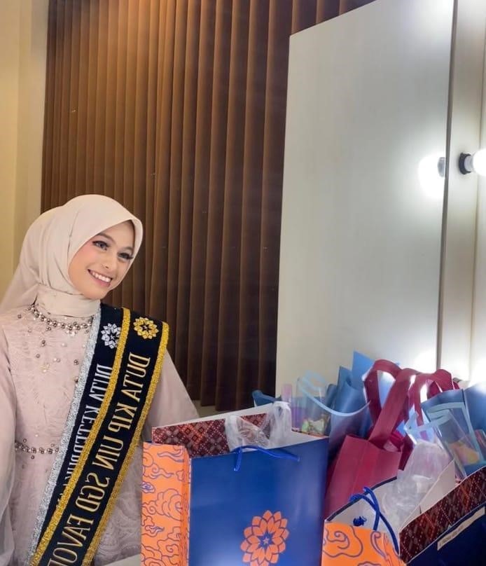 Dibalik pantulan cermin, raisya melihat dirinya yang baru. Foto: IG: raisyarabiah_