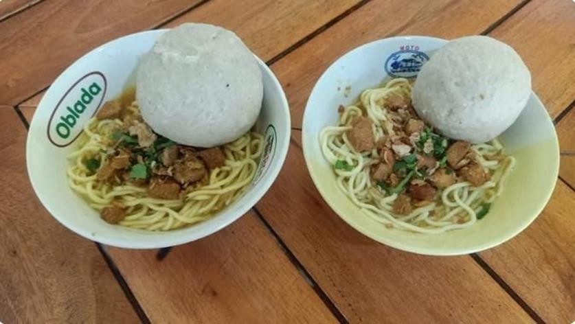 Dua porsi mie ayam bakso cincang ‘muncrat’. Foto: Pribadi/ Kedai Bakso Mang Dedef