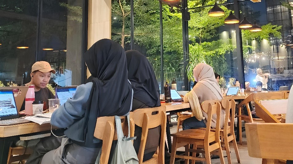 Gen Z tetap produktif bahkan saat di ruang publik. Foto: penulis