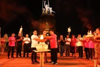  Walikota Denpasar, I Gusti Ngurah Jaya Negara bersama Wakil Walikota Denpasar, I Kadek Agus Arya Wibawa dan Ketua DPRD Kota Denpasar, I Gusti Ngurah Gede serta Forkopimda Kota Denpasar saat menyalakan api suci sebagai penanda pembukaan Denfest ke-18 di Kawasan Monumen Puputan Badung, Denpasar, Sabtu (20/12). Foto: ist