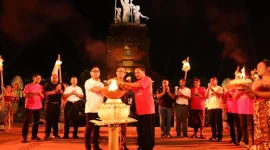  Walikota Denpasar, I Gusti Ngurah Jaya Negara bersama Wakil Walikota Denpasar, I Kadek Agus Arya Wibawa dan Ketua DPRD Kota Denpasar, I Gusti Ngurah Gede serta Forkopimda Kota Denpasar saat menyalakan api suci sebagai penanda pembukaan Denfest ke-18 di Kawasan Monumen Puputan Badung, Denpasar, Sabtu (20/12). Foto: ist