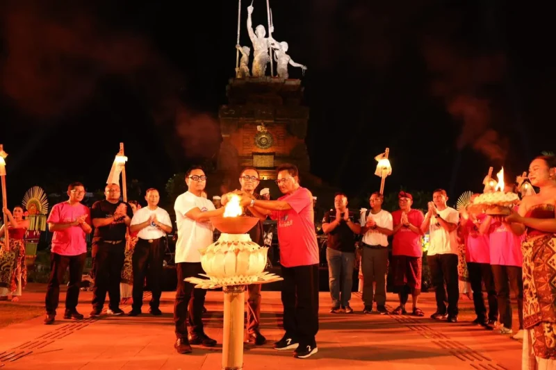  Walikota Denpasar, I Gusti Ngurah Jaya Negara bersama Wakil Walikota Denpasar, I Kadek Agus Arya Wibawa dan Ketua DPRD Kota Denpasar, I Gusti Ngurah Gede serta Forkopimda Kota Denpasar saat menyalakan api suci sebagai penanda pembukaan Denfest ke-18 di Kawasan Monumen Puputan Badung, Denpasar, Sabtu (20/12). Foto: ist