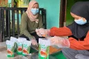 Mahasiswa KKN-T Unram bersama pengrajin Giri Madia menimbang dan mengemas gula semut hasil produksi lokal sebagai bagian dari pelatihan peningkatan mutu dan pemasaran produk aren. Foto: Tim KKN Tematik Desa Giri Madia
