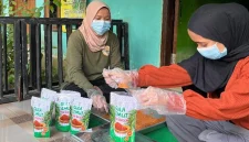 Mahasiswa KKN-T Unram bersama pengrajin Giri Madia menimbang dan mengemas gula semut hasil produksi lokal sebagai bagian dari pelatihan peningkatan mutu dan pemasaran produk aren. Foto: Tim KKN Tematik Desa Giri Madia